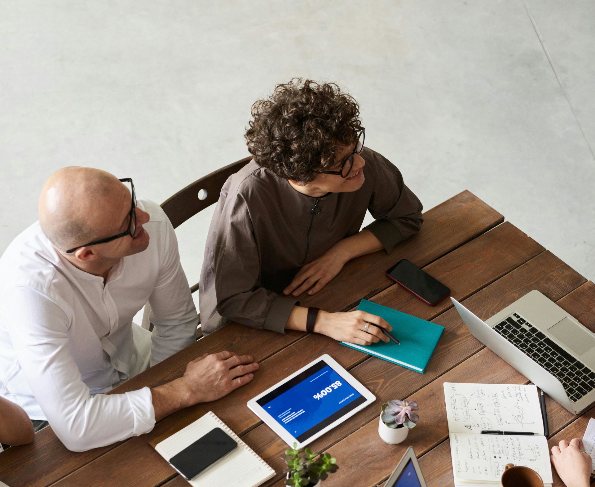 Menschen sitzen am Schreibtisch mit Ihrem Laptop Menschen sitzen am Schreibtisch mit Ihrem Laptop